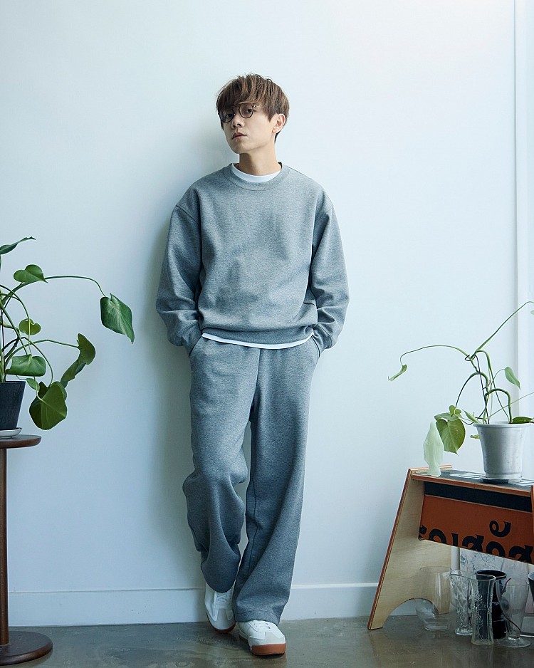 Uniqlo香港方面，品牌正式相中音樂才子林家謙，以他標誌性的文青知性氣質，演繹全新Uniqlo : C2025秋冬系列，簡約卻不失格調的時尚日常，正好呼應他展現在音樂中低調內斂的情感。