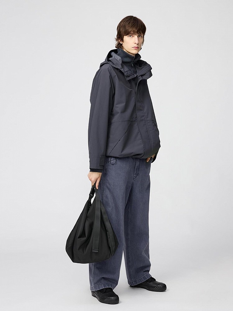 不僅外層設有側邊口袋可快速取物，內層更配置多個收納袋，能清楚分類手機、錢包、水壺、平板等物品，避免「一包亂到底」的困擾。對於需要實用性的通勤族與學生族群，這款包絕對是日常好夥伴。這款肩背包擁有可調節背帶設計，能自由切換肩背、斜背或手提三種背法，靈活度極高。不論是上班通勤還是假日休閒，都能展現不同風格。