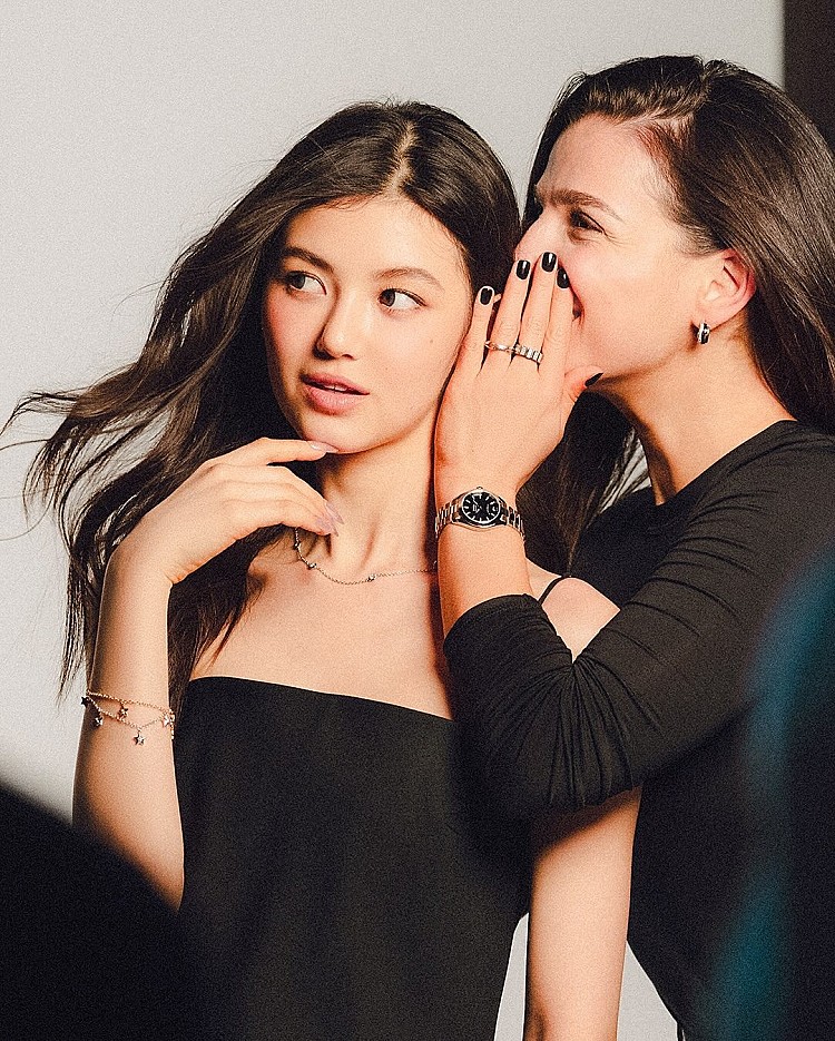 根據貝恩公司與義大利奢侈品協會發布的《2025全球奢侈品市場監測報告》，全球奢華手錶市場規模預計將達520億歐元，相較前一年呈現回升態勢。今年手錶銷售量已恢復至正常水準，整體銷售額與去年持平，顯示市場正在醞釀反轉動能。綜觀市場回暖跡象、消費行為調整，以及高端腕錶在奢侈品中仍具保值魅力，2026 年全球腕錶市場確實可望迎來更明顯的復甦曲線。