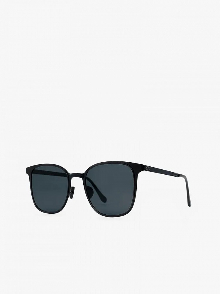 台灣新創眼鏡品牌 KlassiC. 則是一種貼近生活的「實用時髦」，由90後創辦人陳銳打造，品牌擅長結合異業合作與潮流話題，並靠著MIT設計與合理定價，，修飾臉型效果佳，戴起來俐落又百搭，快速走紅於台灣市場！