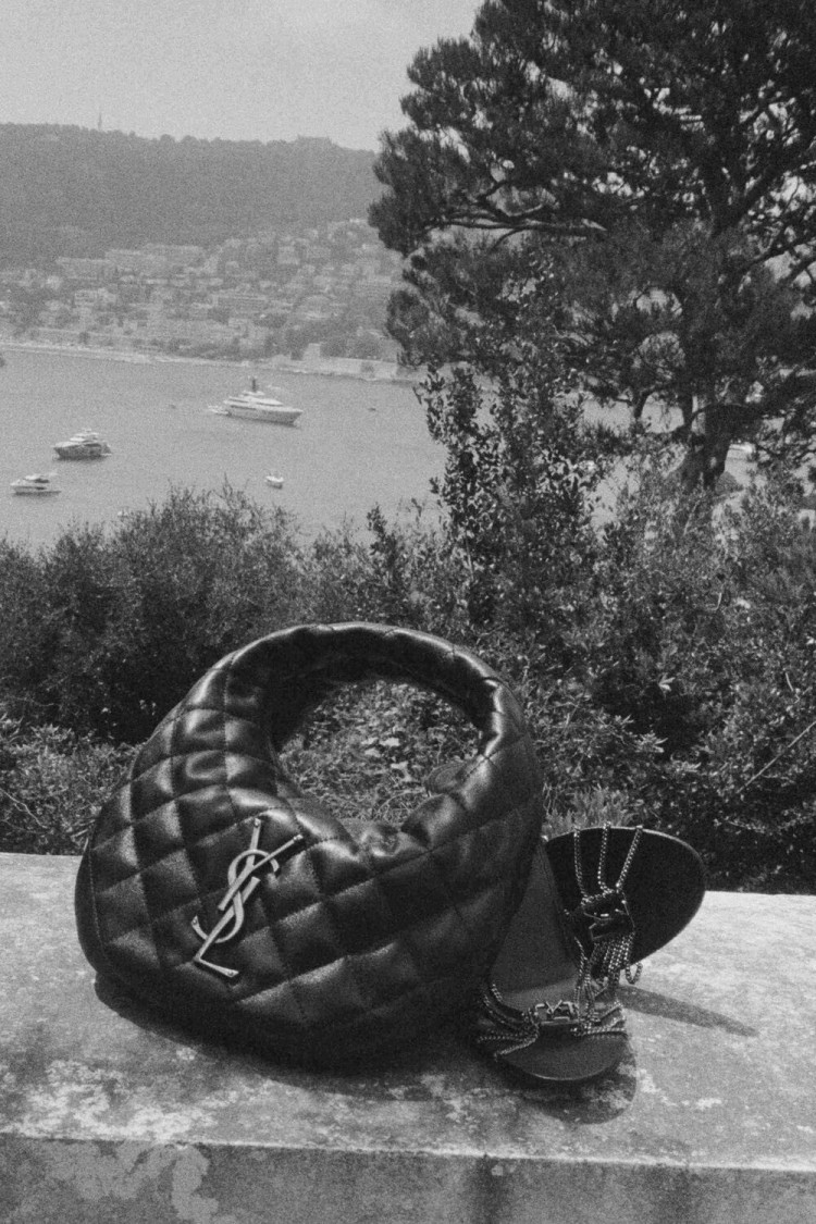 Icarino延續YSL經典的Cassandre金屬字母標誌，包身採用獨特的扁平菱形絎縫工藝，提供黑色絎縫羊皮革與焦糖干邑棕緞光絨面皮革兩種版本。結構緊湊俐落，內襯同色系羊皮革，細節質感滿分。拉鍊開合設計兼顧安全性與日常實用性，無論是通勤、約會還是派對都能輕鬆駕馭。