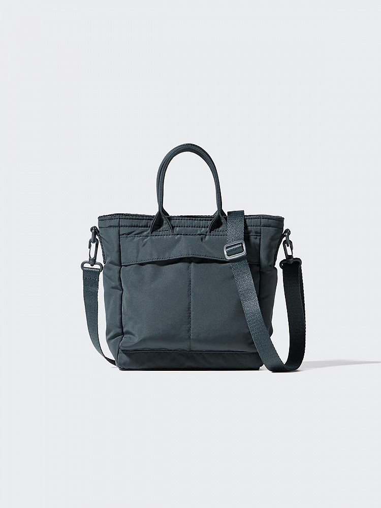 這款 「2Way迷你萬用包」 是經典工裝 2Way 包的縮小版，保留了手提、肩背的兩用設計，卻更加輕巧，防潑水加工、外型上延續極簡俐落的工裝風格