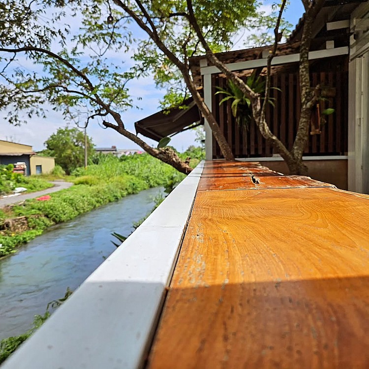隱身在宜蘭員山鄉北后寺旁的「聽水咖啡」,是一間被溪流與樹影包圍的景觀咖啡廳。坐落於八甲路的小河畔,推開門聽見的不是音樂,而是潺潺流水聲。店