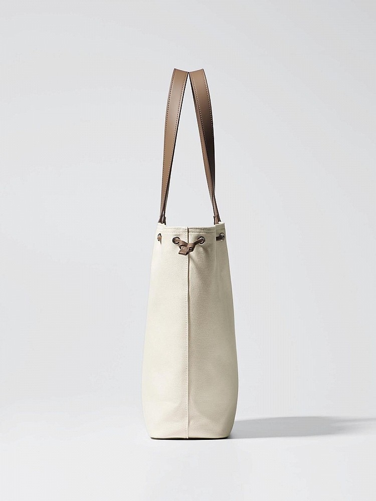 包款以水桶包廓型設計為基礎，側邊設有抽繩設計，可依照當天裝的物品多寡調整包型。收緊時更俐落有型，放鬆則呈現隨性感水桶輪廓，一包兩種風格，搭配褲裝、洋裝都不違和，日系穿搭控一定會愛。