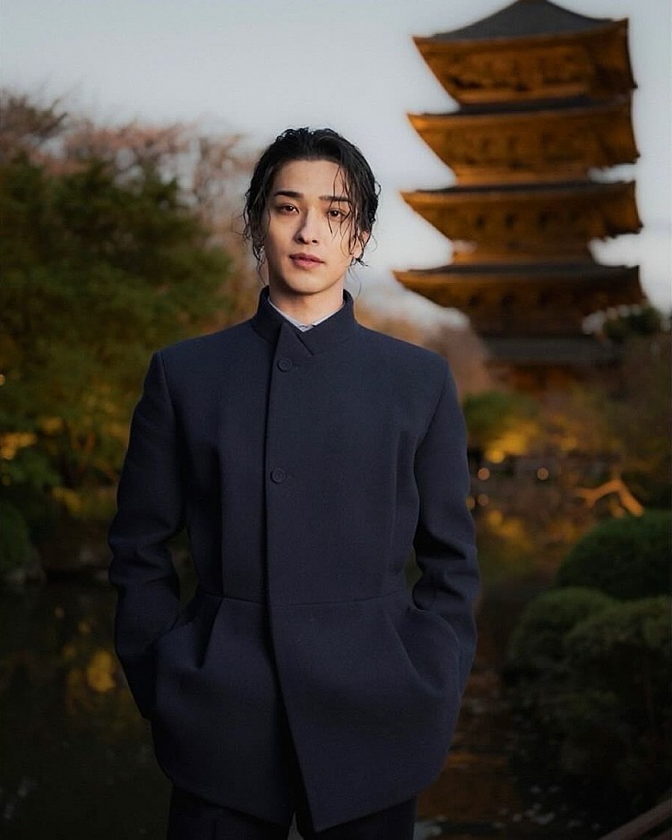 以精緻五官與從容氣場被Dior相中，成為品牌首位日本男性大使，此後他頻繁現身巴黎時裝週與品牌活動，宛如王子下凡般引發關注！除此之外，他也受邀代言美妝品牌植村秀。