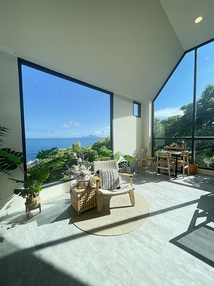 隱藏在頭城濱海公路盡頭的九號咖啡石城館,是近期討論度高相當高的「山海共景」咖啡廳。