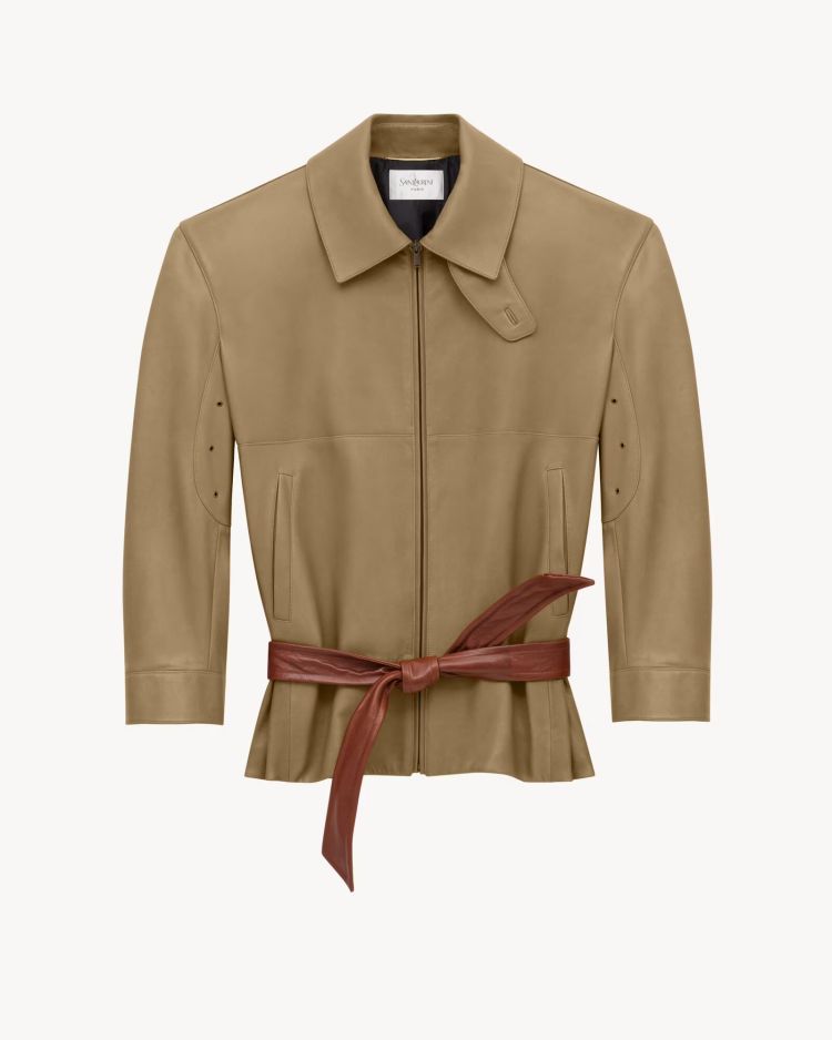 聖羅蘭這款短版拉鍊皮革外套以雙向尖形立領打造銳利輪廓，腰間的撞色綁結腰帶成為視覺焦點，不僅能強調比例，也為外套注入更具個性的造型變化。