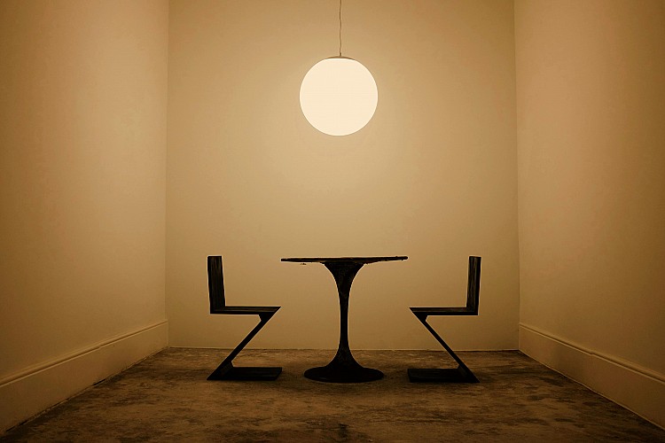 在所有方式中，面談分手是最具尊重、也最能促進情緒閉合的。親自說出口需要巨大勇氣，因為你必須承擔對方的眼淚、沉默、憤怒與失落，也要承受自己心中的愧疚。