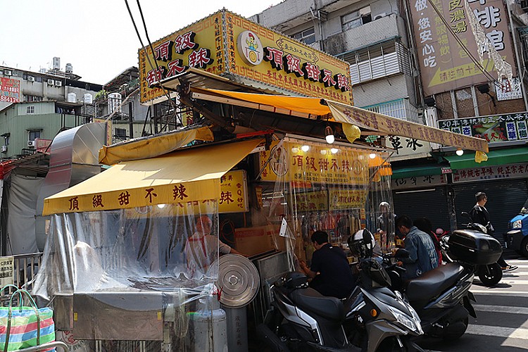「頂級甜不辣」是萬華在地人從小吃到大的心頭好，無論天氣多熱，總有人邊流汗邊嗑得滿足。