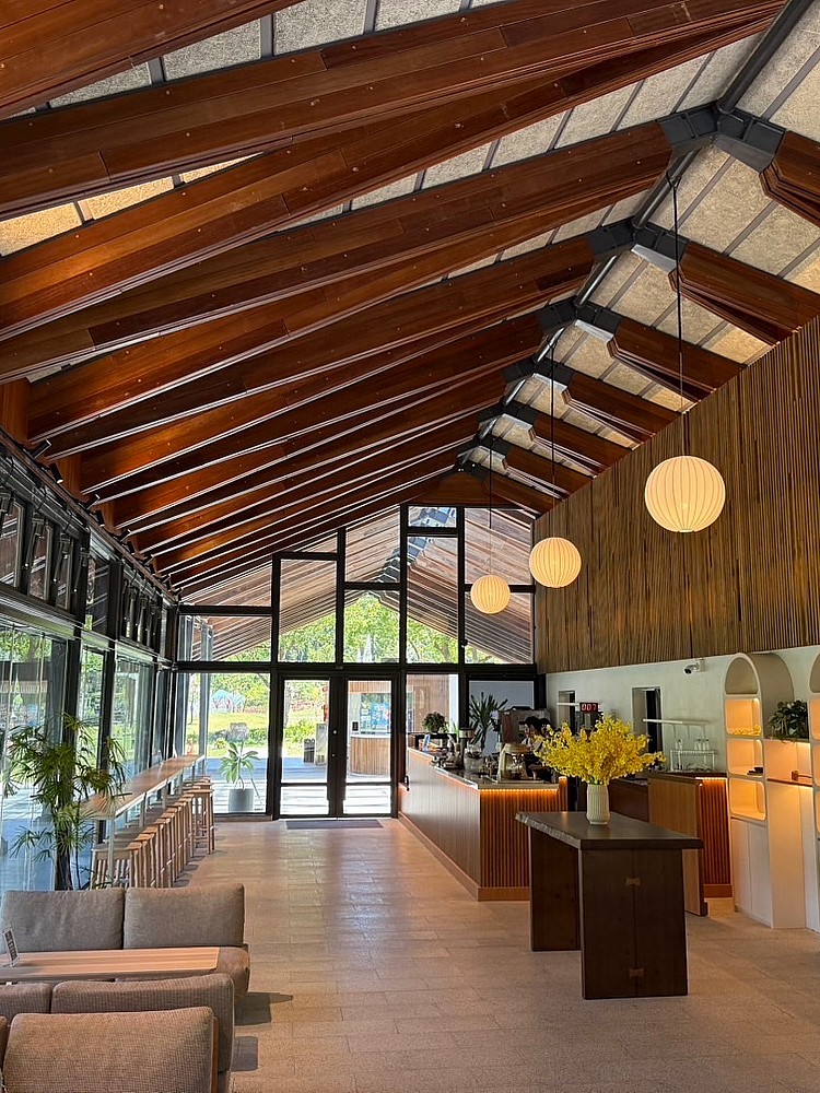 全新開幕的Herbelle Tea 湖畔茶屋坐落於礁溪龍潭湖風景區,位置十分優越,透過大片落地窗即可將湖光山色盡收眼底。