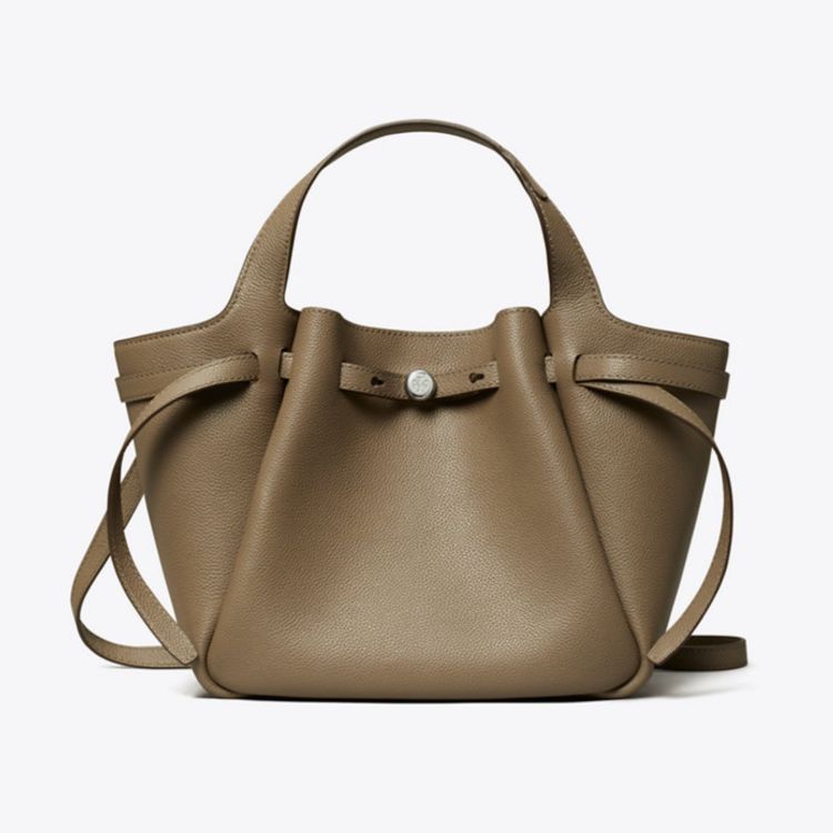 Romy小號托特包以柔軟荔枝皮打造，線條圓潤、份量輕盈，日常揹負毫無負擔。