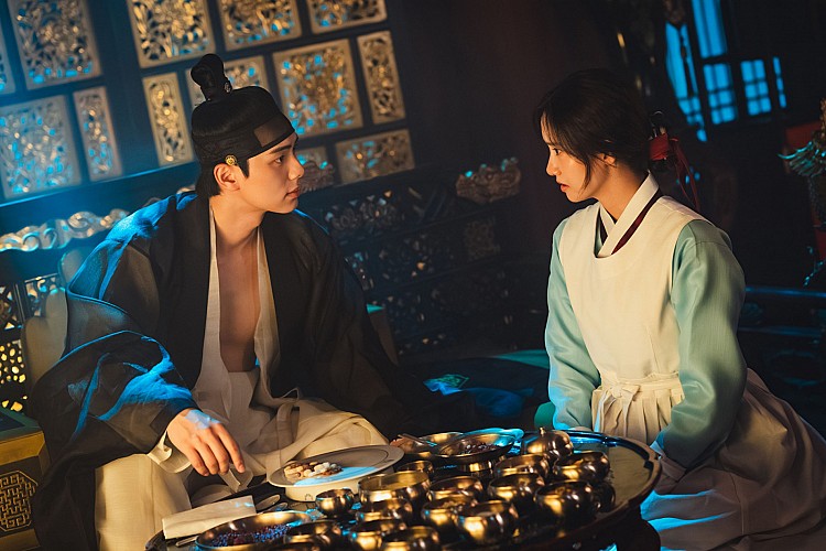 第二名則是前陣子才剛剛播畢、由林允兒與李彩玟主演的《暴君的廚師》，故事講述法國米其林廚師出身的女主角延智英意外穿越到朝鮮王朝，成為暴君李顯宮廷中的御用大廚，她利用現代烹飪技術與食材，在宮廷中施展才華，同時面對宮廷權力鬥爭與情感糾葛。