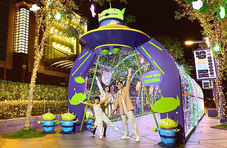 台北 101 作為觀光客最愛打卡熱點,儘管沒有大型聖誕樹,今年還是驚喜連連,為了慶祝迪士尼經典 IP《玩具總動員》問世 30 週年,在 101 百貨一樓周邊,打造了多樣超萌的裝置藝術,在百貨四樓廣場也以「奇幻樂園」為主題,結合旋轉木馬、熱氣球等裝置,同樣是手機相機的記憶體殺手。