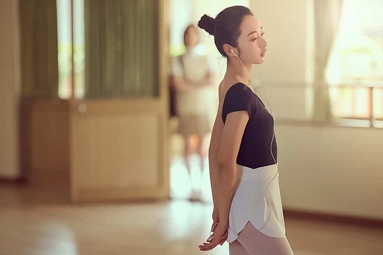 神祕少女江曉彤則找來怪物新人李沐出演，這次為角色再度穿上高中制服並化身芭蕾舞者，扮演那條將角色們過去傷痕與祕密層層牽引出來的線索人物，會與曾敬驊擦出怎樣的火花值得期待。