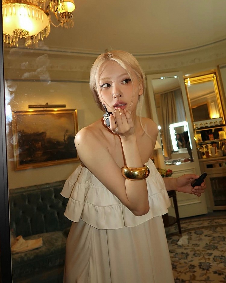 第二名同樣由 BLACKPINK 成員 Rosé 拿下!她在去年單飛推出新專輯《Rosie》後不只好評不斷,與 Bruno Mars 合作的〈APT.〉更稱霸全球串流,截至目前 YouTube 已累積超過 21 億的超高觀看,在今年的 VMAs 也不負眾望,拿下「年度歌曲」大獎,成為史上第一位榮獲 VMAs 年度歌曲獎的韓國流行歌手。