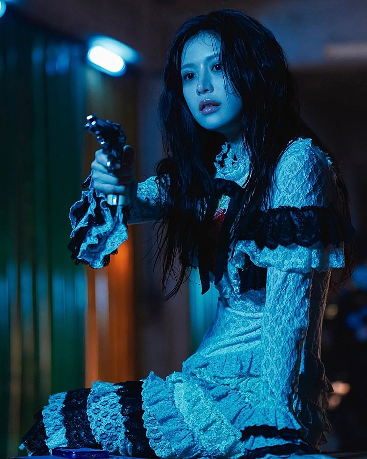 高允貞的超高顏值加上高冷氣質，讓她在業界有「小全智賢」之稱，韓媒甚至報導她常被韓國網友與醫美圈點名為「最美整形範本」。