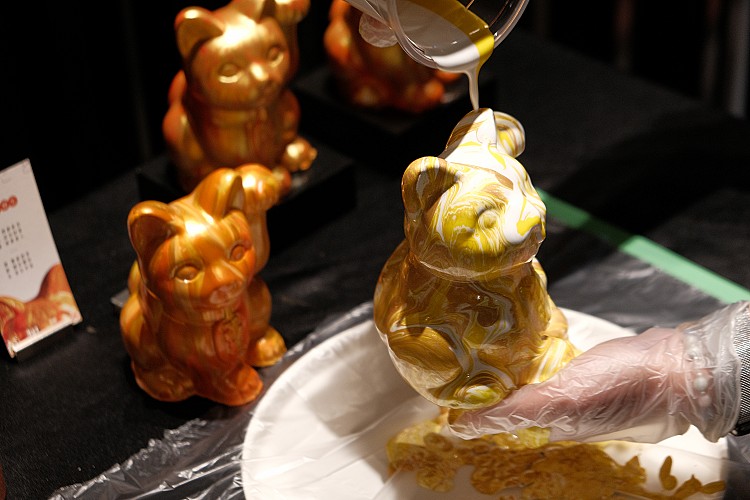 邀客人親手創作「流體招財貓」當顏色交織流動，也象徵將好運「流下」並「留下」，吃美食同時還能帶來好運！