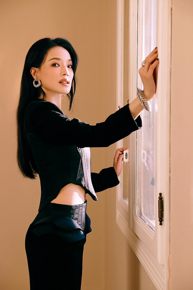 登上第82屆威尼斯影展紅毯時，舒淇以印度設計師Gaurav Gupta來自2025春夏高級訂製驚豔全場，以黑色系露腰馬甲、開衩中長裙以解構式剪裁、雕塑感線條勾勒腰部與肩頸曲線，腳踩上Stuart Weitzman黑色尖頭長靴，點綴上Cartier美洲豹系列高級珠寶鑽石耳環、戒指與手環，巧妙拿捏性感與優雅的平衡。