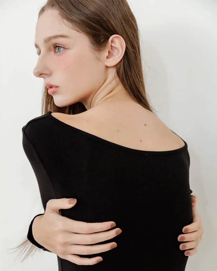 不只是發熱衣，還能當背影殺手！Bello這款能雙面穿的保暖上衣，以U領設計可以露出鎖骨、肩頸線條的小露性感，同時貼膚舒服、保暖度有感，彈性與包覆性都很高。（價格：NTD1,080）