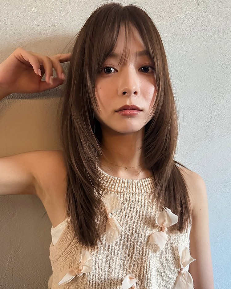 法式瀏海髮型推薦20：層次剪直髮