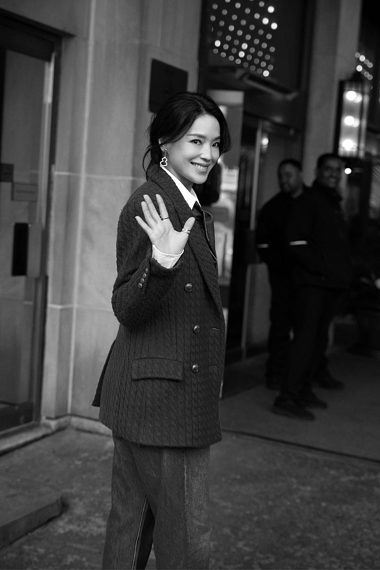 舒淇此次選擇Brunello Cucinelli 深藍雙排扣西裝外套，以寬鬆俐落的剪裁營造率性氣場，再疊搭一條 棕色領巾，讓層次感更顯精緻優雅。下身則以 丹寧直筒褲削弱西裝的正式感，搭配 黑色尖頭高跟鞋，拉長腿部線條，展現她一貫的高挑比例。