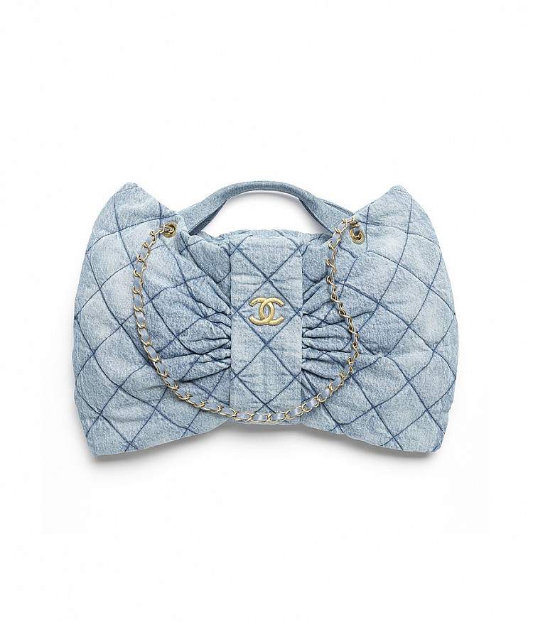 延續蝴蝶結的元素,這款包以牛仔材質形塑,將其特殊的輪廓化成可愛的包袋,細節上同樣有經典的皮穿鏈背帶以及菱格紋細節裝飾,設計團隊在包有品牌符碼之餘,同時還為包袋創造新穎的樣貌。