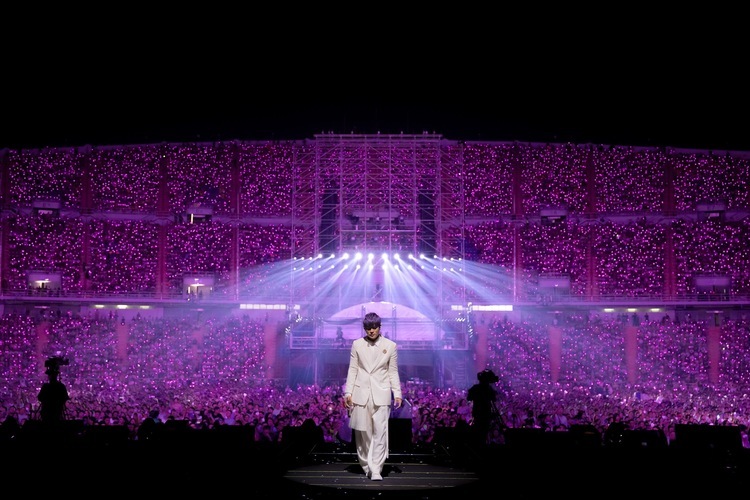 華語天王周杰倫自 2000 年出道以來,累積專輯銷量已超過 3000 萬張,自 2019 年起,他以《嘉年華》世界巡迴演唱會作為長達六年的音樂盛宴,走過三大洲、110 場演出,吸引無數粉絲共赴現場,並締造多項演出紀錄。最終於 10 月 11 日在上海圓滿落幕後告一段落,不過官方卻驚喜證實,周杰倫將於明年正式展開全新巡迴。