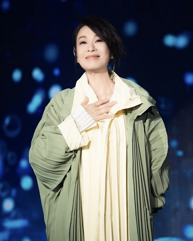 奶茶在舞台上換上一套高辨識度的大衣，來自三宅一生旗下Homme Plissé的抹茶綠褶皺大衣，內搭上檸檬黃色洋裝，寬鬆的褶皺線條，展現輕盈的立體感，難怪像是田馥甄、宇多田光等文青女神都愛在演唱會時上身三宅一生！