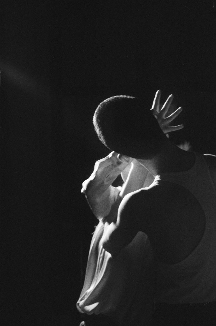 在正常的人際互動中，信任與親密是逐漸累積的。但情感操控者往往策略性地拉近，太快開啟深情對話、提早曝露私人傷痛，讓你提早放下警戒。