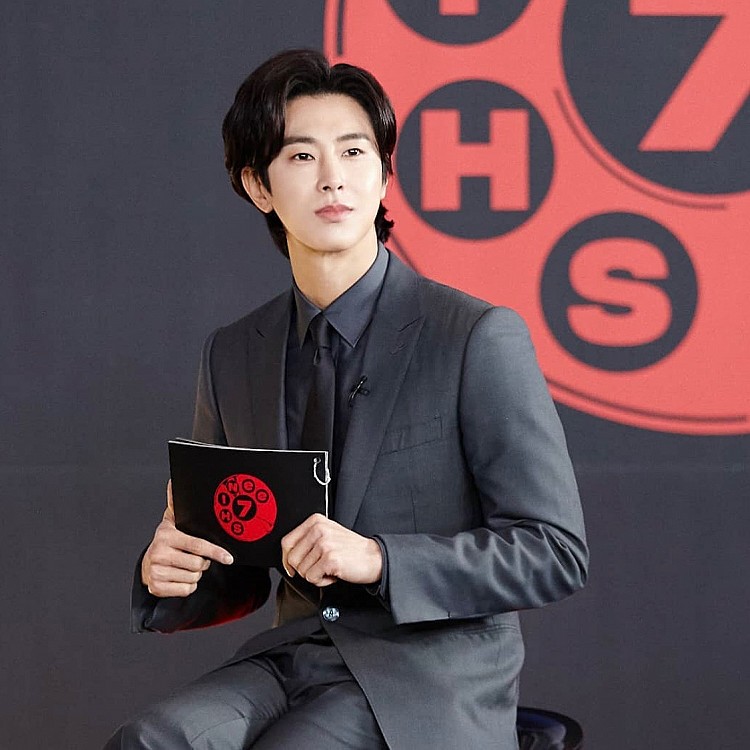 「2025 最佳 K-pop 隊長」第 2 名則由東方神起的 Yunho 鄭允浩拿下，他自 2003 年東方神起出道以來就擔任隊長的角色，不只專注自身舞台上的專業表現與強烈魅力，甚至對於每一位成員的訓練及舞蹈都嚴格要求，讓他成為許多粉絲心目中的「領導支柱」。