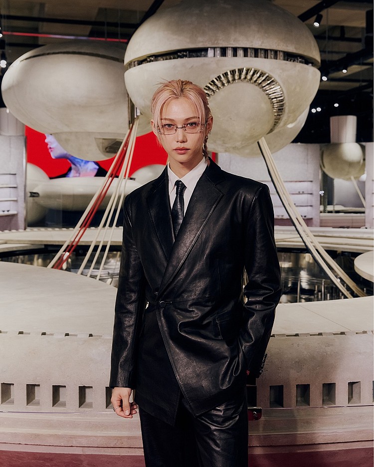 Gentle Monster能從韓國竄紅到亞洲、再擴散至全球市場，最關鍵的成功因素之一，就是「精準鎖定亞洲臉型」。創辦人Hankook Kim敏銳察覺，傳統墨鏡市場多以歐美窄臉、高鼻梁比例為設計標準，這讓大多數亞洲消費者戴起來容易出現滑落、不合比例甚至不舒適的問題。