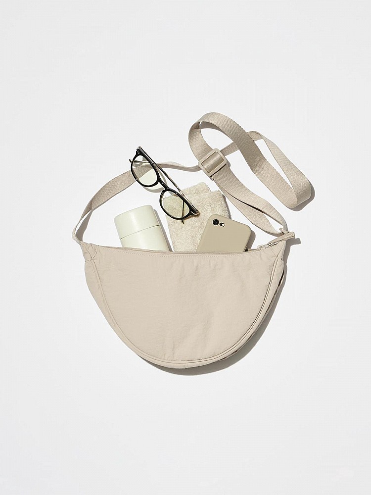 自2023年推出後，Uniqlo 半月包熱度持續不墜，絕非偶然！這款售價很親民的尼龍包，以簡約俐落的外型、輕盈耐用的材質與高實用性，迅速圈粉各路時髦人士。