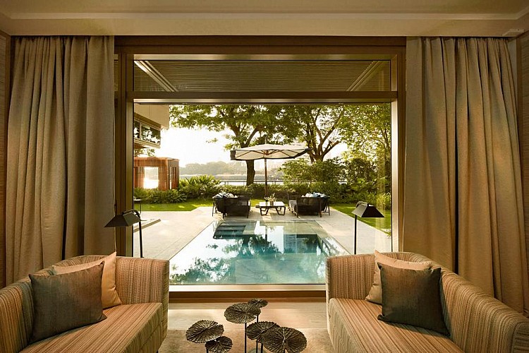 走「小而極致」路線，僅101間客房與別墅，全數面河，部分配有私人泳池