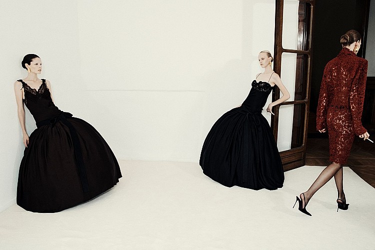 YSL奪下熱搜冠軍！全球時尚搜尋平台 Lyst 公布 2025 年第三季的數據報告，聖羅蘭首度登上全球最熱搜品牌第一名，憑藉 一貫的銳利剪裁與性感極簡輪廓，在變動不安的市場中穩坐巔峰品牌的鞋款 「Le Loafer」樂福鞋 在第三季搜尋量月增 66%，成為全球第二熱門單品。