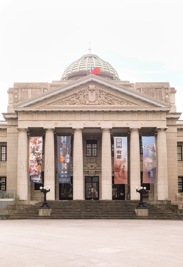 臺博館建築立面設有展覽大型帆布旗，傳遞蝶蛾飛行意象｜攝影/趙崇英｜圖片提供/ 格式設計