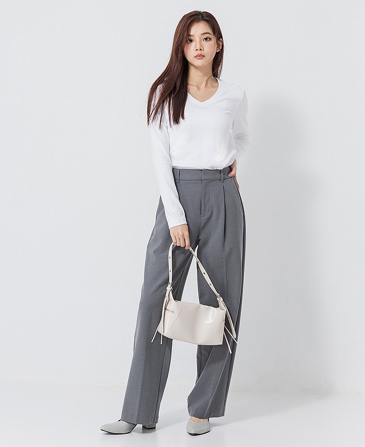 想要一件「便宜但有感」的發熱衣，Net常被點名是CP值王者。討論度最高的「吸濕保暖V領素色上衣」走輕薄路線，V領加上細緻磨毛，保暖力卻不馬虎。配色不只黑白灰，還有更顯氣色、也更好搭的玩色選擇，想走低調或想用內搭偷偷加一點亮點都OK。重點是一件不到三百就能入手，真的很划算。（價格：NTD299）