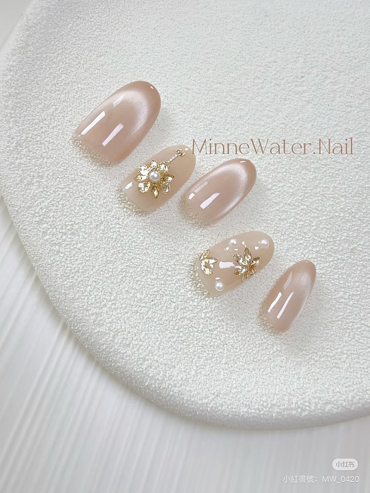 裸色貓眼美甲推薦5:日系金雕花