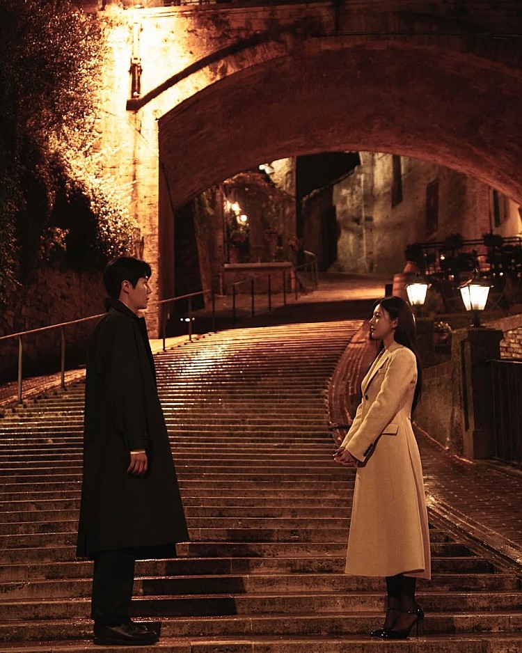 《愛情怎麼翻譯？》從預告到劇照，每一幕都像是明信片一樣的每景，光為了拍攝就橫跨韓國、日本、加拿大與義大利四個國家。