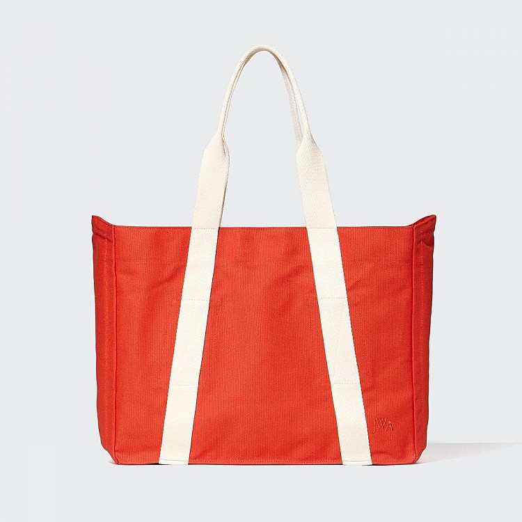 這一款Uniqlo托特包，讓人以不到千元的價格入手Dior設計師親自監修的聯名單品，售價上NTD990，即將於10月17日正式開賣，請筆記好行事曆，官方網站與指定實體店同步開賣，預計將再掀搶購熱潮。