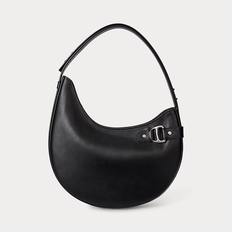 若你偏愛極簡卻不失氣場的設計,這一款來自Ralph Lauren支線的大型皮革肩背包, 絕對能成為日常造型中的焦點!弧形的不對稱輪廓,以柔軟的全粒面皮革打造,點綴上馬術風格的D形環,簡簡單單就很高級!