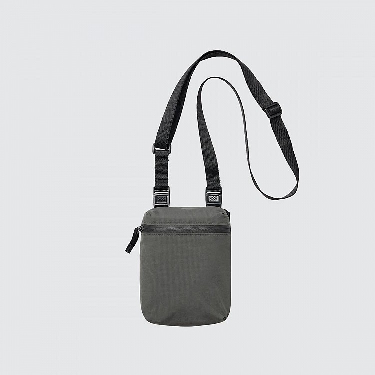 包身以尼龍材質製作，外層還特別加上防潑水加工，即使遇到小雨也不怕。設計上使用防水拉鍊，更能保護隨身小物不被濕氣侵擾。重量輕盈，不管是日常通勤還是戶外旅行都能減輕肩上負擔，實用度相當高。