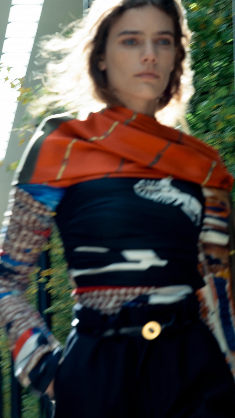 若Phoebe Philo的絲巾代表理性、Slimane的頸巾象徵搖滾,那Rider的版本則在兩者之間找到平衡點切入,。輕盈絲巾延伸至外套領口、肩線與腰間,隨風飄動形成流線感,呼應他對「輕盈與自由」的詮釋。這些細節不僅是造型亮點,也成為本季的重要象徵語言——柔軟,但不脆弱。