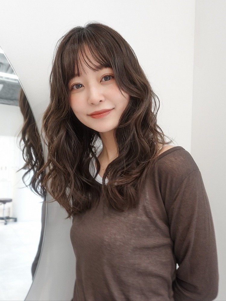 深棕色髮型推薦10：果凍捲