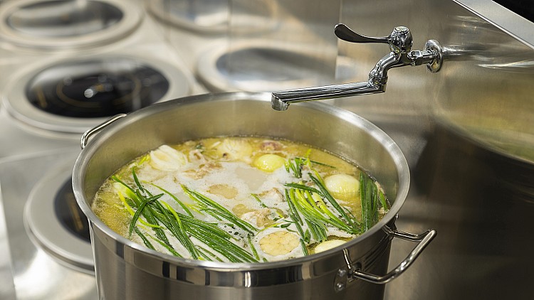 店家採用代表北海道風格的「W Soup」雙湯底,以豚骨與雞骨建立厚度,再把昆布、柴魚、沙丁魚乾的和風旨味融入其中