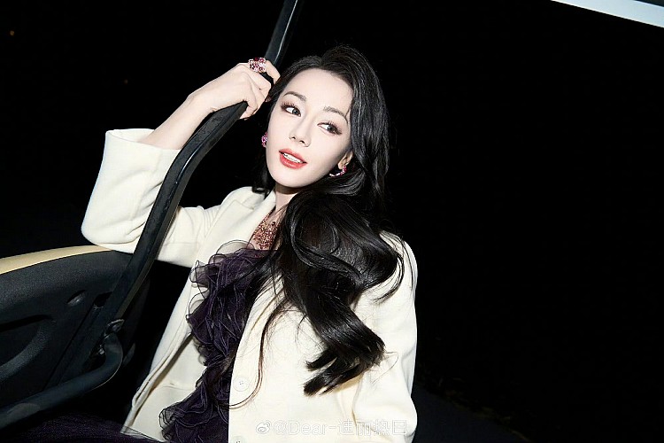 迪麗熱巴長髮燙髮造型推薦5：復古木馬捲