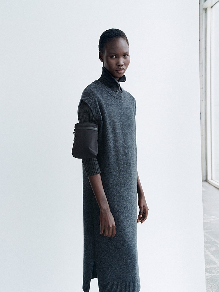 延續著Uniqlo過去的配件的極簡調性，這次的「迷你包」由曾任Hermès創意總監的法國設計師Christophe Lemaire親自操刀，他同時也是「Uniqlo U」系列的靈魂人物，Lemaire延續了極簡美學與高實用主義，讓這款小巧包袋不僅符合日常需求，也能輕鬆融入任何穿搭。