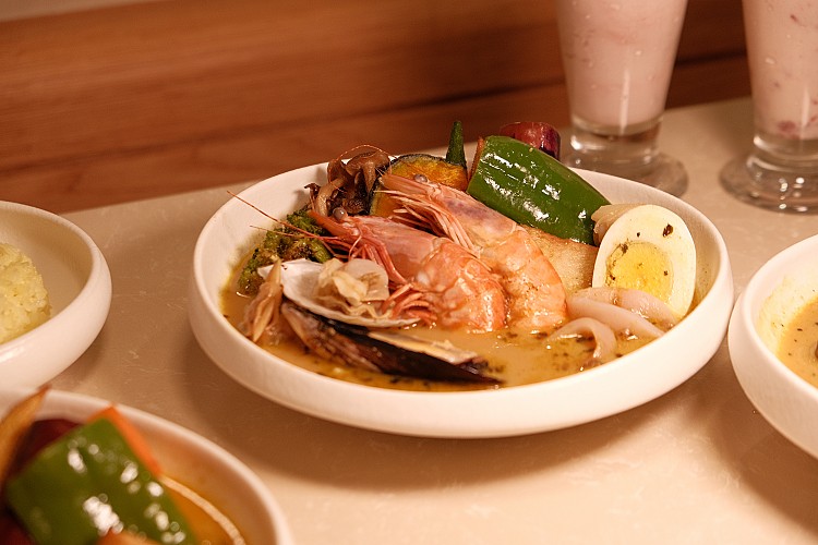 「軟嫩雞腿湯咖哩」會給你最直接的答案，肉質被湯頭燉得溫柔，外皮微酥，最後幾匙甚至比剛上桌更迷人。