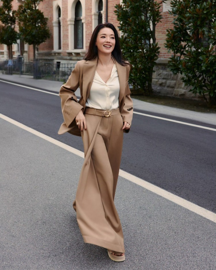 舒淇掌握了越簡單、越時髦的穿搭秘技!選穿Ports 1961 2026早春系列,以寬鬆版型的駝色西裝套裝為主角,搭配同色系寬褲與涼鞋,整體造型延伸拉長比例,珠寶的部分,選擇Cartier獵豹系列戒指,將野性與華麗巧妙融合,低調卻充滿大器氣場。