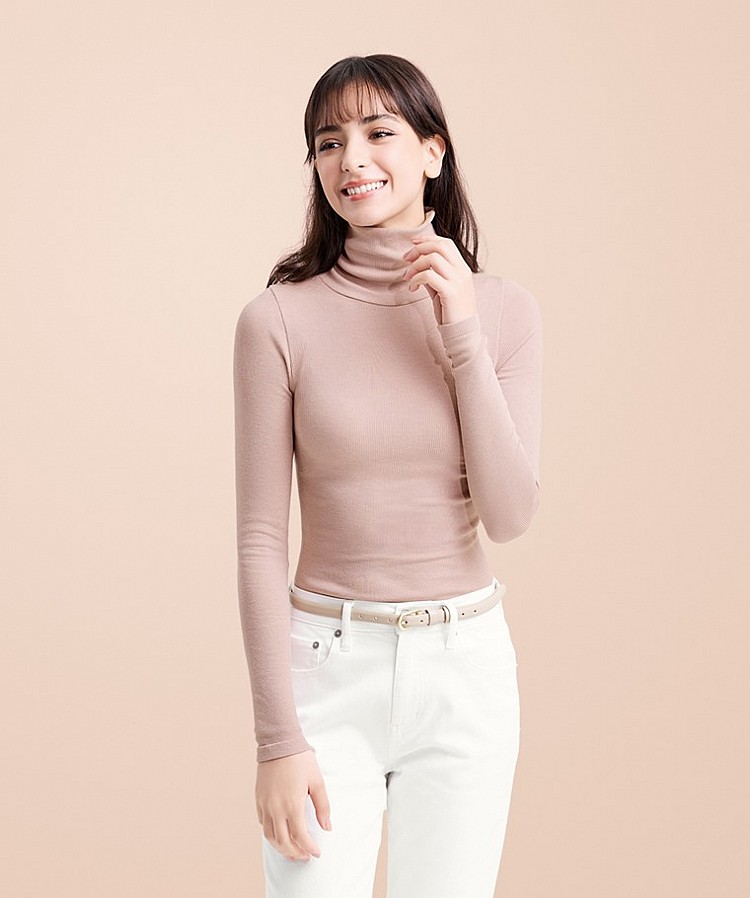 「國民服飾」Lativ的發熱衣以柔軟手感與彈性著稱，最吸睛的是少見的羅紋高領設計，保暖之外還能順便替造型加分。雖然面料相對厚實，但袖口、下擺用隱形收邊，腰側兩邊也做無縫線細節，讓原本很居家的發熱衣看起來更俐落時髦。單穿不突兀，當內搭塞進西裝外套也好看。（價格：NTD399）