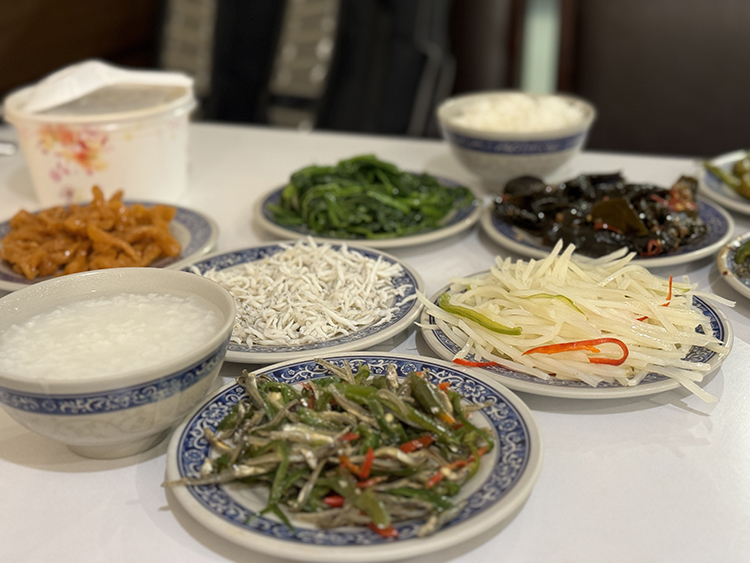 憑著一碗白粥、一桌熱菜，把「媽媽菜」的誠懇發揮到極致。